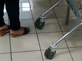 Signora piedi da sborratoio al supermercato 