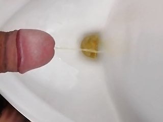 Peeing with hard Cock- mit Steifem Riemen pissen