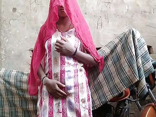The sister-in-law who was sweeping was fucked a lot by opening her salwar 