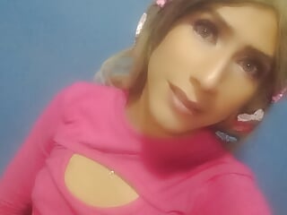 Esta linda femboy11 vende contenido para sus seguidores 