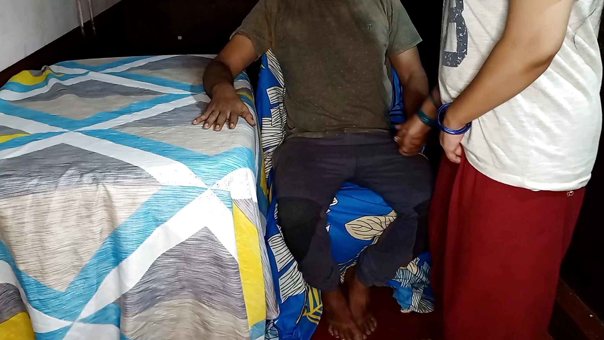 village wifes pussy itches, chair par husband ke Lund ki sawari chut ki khujli mitne tak