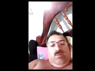 ecuadorian horny daddy wanking 