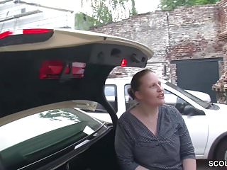 Jungspund darf MILF Taxifahrerin fuer ein kleines TG ficken