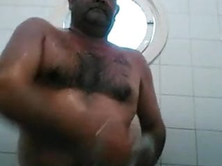 Maduro vergudo caliente en la ducha...