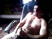 Straight daddy with big cumshot on abs on cam
