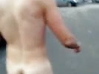 tip se skida go na ulici dude stripped naked in