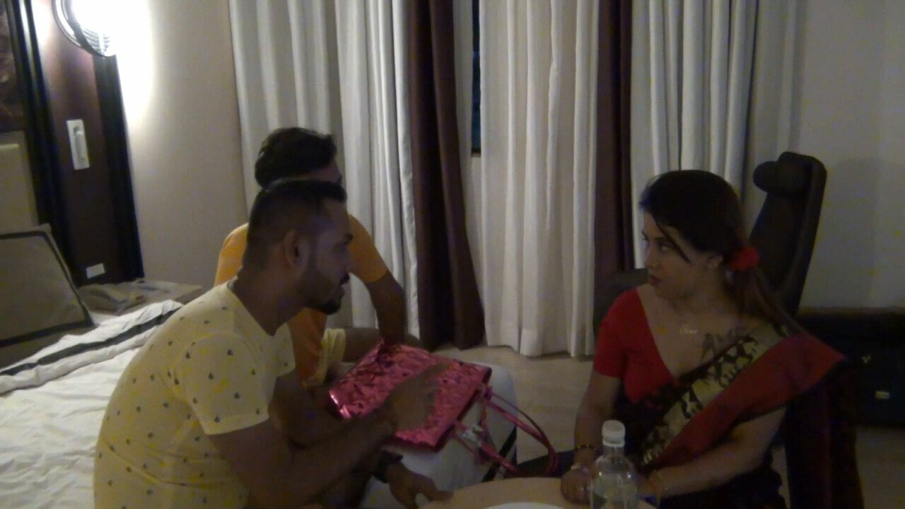Tina gaye do ladke ke paas. Hua bhorpur chudai, Full movie