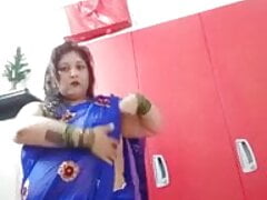 Auntee wearing a saree is in the mood for sex