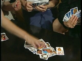 Kaum zu glauben, Omas die Strip Poker spielen + sich lecken - Bild 2