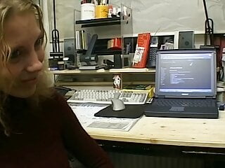 Buerokraft mit grossen Nippel wird vom Chef gefingert