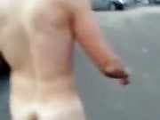 Tip se skida go na ulici (Dude stripped naked in the street)
