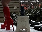 VERY HIGH RED HEELS IN SNOW RIDING HUGE RIBBLED PYRAMIDE