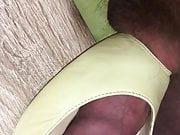 Cumming inside the yellow peeptoe heel