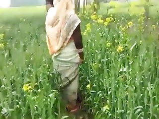 Bhabhi ko Khet me le jakar mari gand 