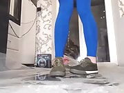 Blue Pants And Hot Squirting. Fetish Play On Cam