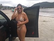 Angelica milf na praia de bikini fio dental se exibindo 