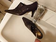 Piss in wifes brown pointy pump