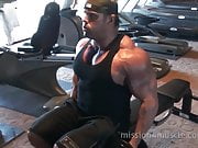 Huge muscle hunk working out