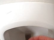 Geil am Urinal Auf der Arbeit Wichsen