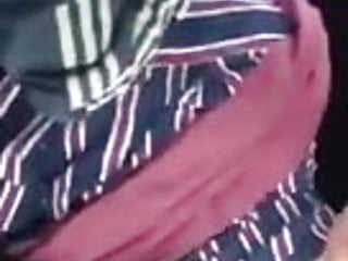 Kopftuch Weib im Auto gefickt und blaest Schwanz