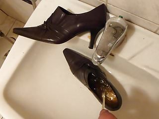 Piss in wifes brown pointy pump