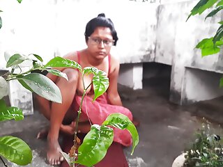 \ Desi Bengali Boudi in Saree Fucked at Outdoor \